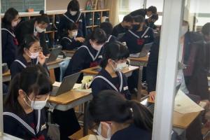 玉名附属中学校での1人1台端末を利用している授業の様子