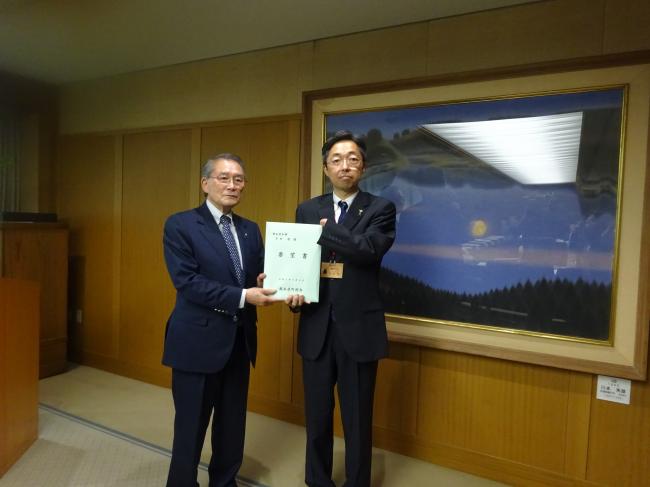 町村会からの要望書を受け取る知事の写真