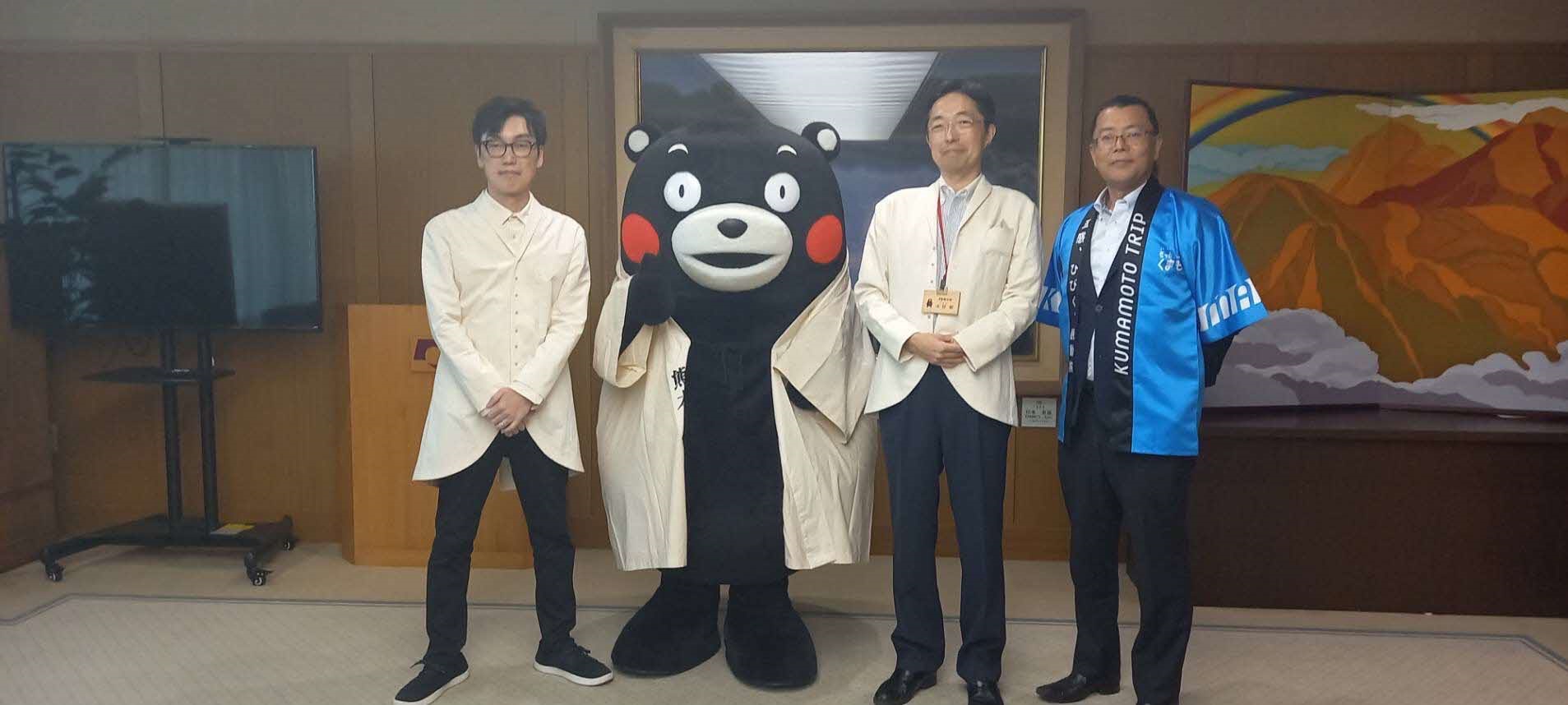 左から川原社長、くまモン、木村知事、県大阪事務所長