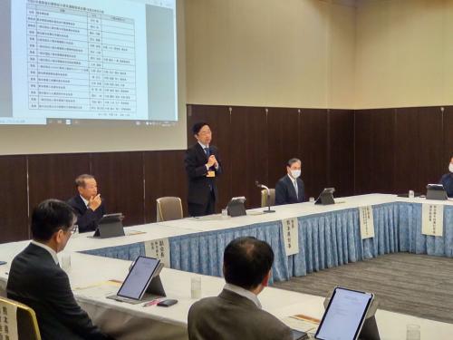 会議で発言する木村知事