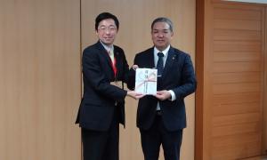 九州電設寄附金贈呈式における寄附目録の贈呈