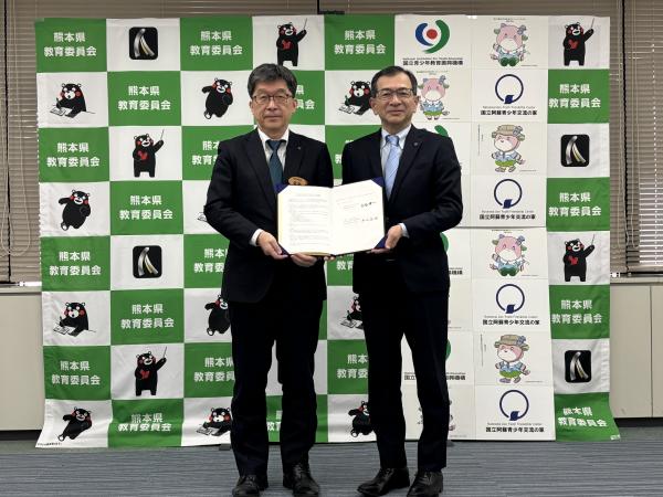 （左）白石 伸一 熊本県教育長（右）牛田 卓也 国立阿曽青少年交流の家所長