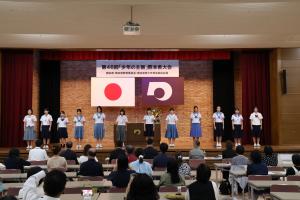開会式における発表者紹介の写真