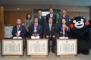 受賞者3名と知事、くまモンとの写真