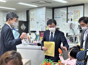 施設内見学の様子