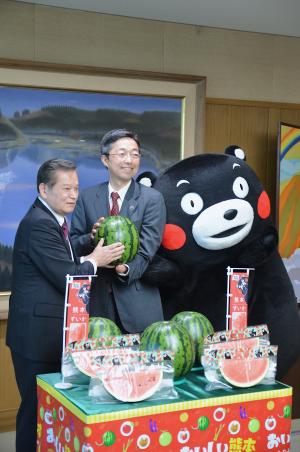 240509すいか贈呈式1