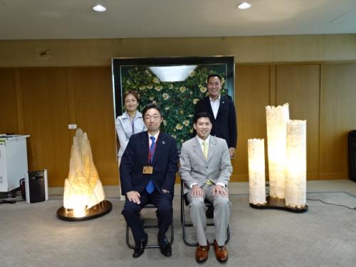 タイ総領事と知事の記念写真