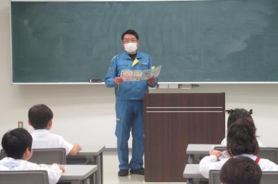 熊本県警察広報誌「熊本のまもり」を使って警察について説明している様子