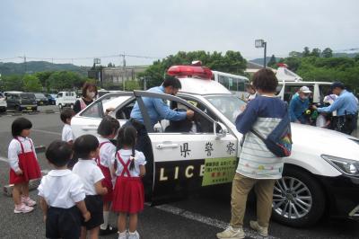 パトカーを見学し乗車体験をしている様子