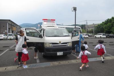 事故処理車を見学し、乗車体験している様子
