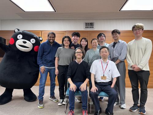 木村知事とクリス・マクモラン准教授・学生の写真