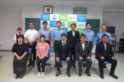 警察署幹部と協議会委員による写真撮影