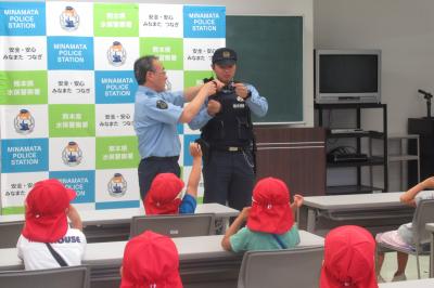 警察官の装備品について説明をしている様子。