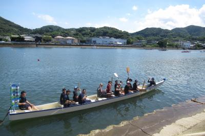 競り舟大会に出場した警察職員募集中チーム