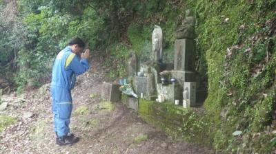 慰霊碑へ献花を行っている様子