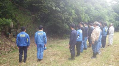 慰霊碑前で黙とうをささげている様子