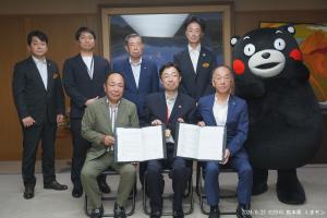 「熊本県建築物木材利用促進協定締結式」出席者集合写真