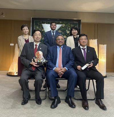 木村知事、ジョージ大使、山口熊本県議会議長による記念写真