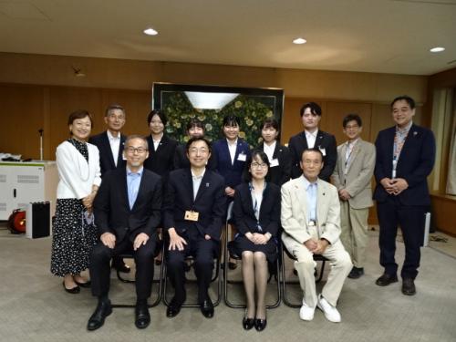 木村知事、海外協力隊等による記念写真