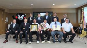 中学生相撲選手権大会で優勝した選手と熊本県相撲連盟の関係者による知事表敬