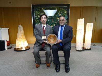 木村知事、ワガバザ大使による記念写真
