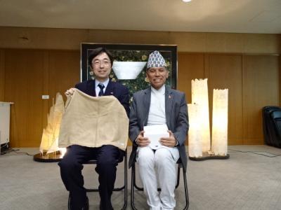 木村知事、スベディ大使による記念写真