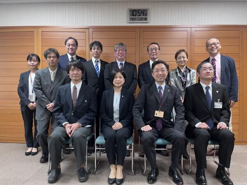 木村知事、海外協力隊等による記念写真