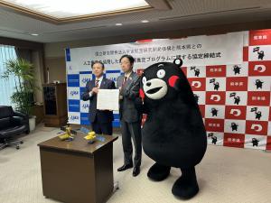 知事（右）と第一宇宙技術部門長（左）との記念写真