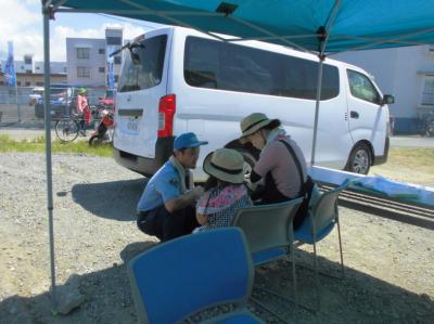 ゆっぴー安心メールの登録作業の手伝いをしている様子