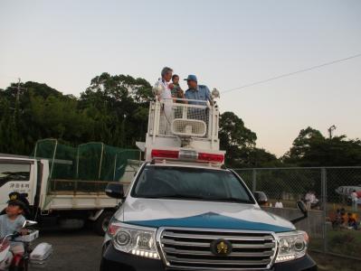 現場指揮車の上でDJポリス体験をしている様子