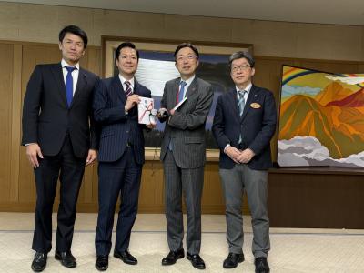 アコム株式会社による字幕メガネ贈呈式